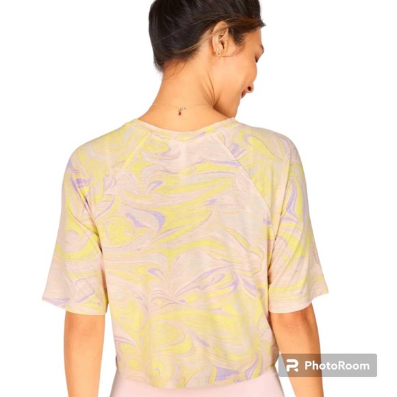 Fabletics Women’s Loveday Short-Sleeve Raglan Tee Marble Pastel Size XL NEW Crop - Picture 2 of 8